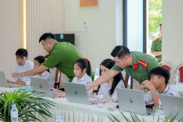 Cán bộ, đoàn viên Công an xã trực tiếp đứng lớp để truyền đạt kiến thức tin học cho các em học sinh. Ảnh: Công an tỉnh Phú Thọ.