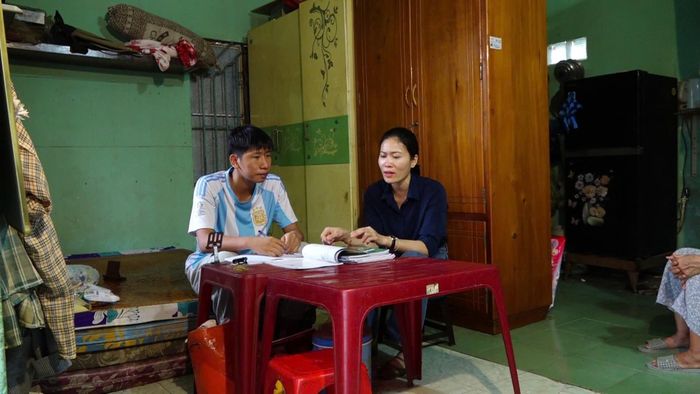 Trung tá Ly ghé căn trọ nhỏ của hai bà cháu Tấn. Ảnh: Bộ Công an.↵