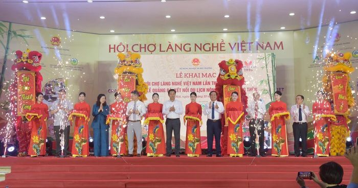 Các đại biểu cắt băng khai mạc Hội chợ Làng nghề Việt Nam lần thứ 22 năm 2026.