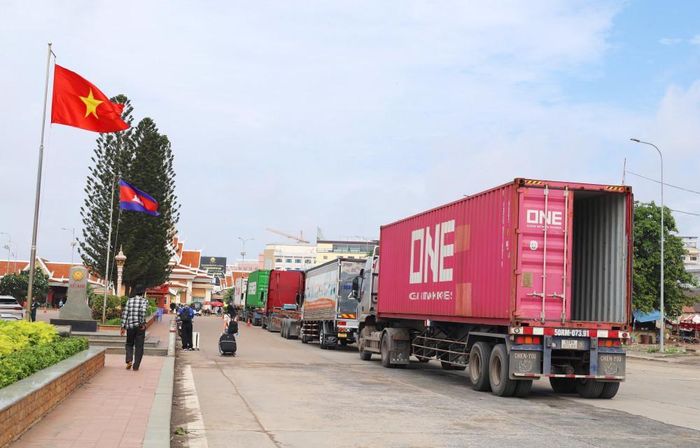 Hoạt động giao thương qua cửa khẩu Việt Nam – Campuchia góp phần thúc đẩy kết nối thị trường và trao đổi hàng hóa giữa hai nước. Ảnh minh họa; cần đối chiếu tác giả, nguồn gốc ảnh trước khi đăng.