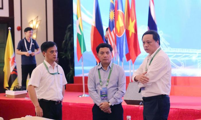 Đồng chí Lê Tiến và các thành viên trong Ban Tổ chức kiểm tra công tác chuẩn bị cho Diễn đàn