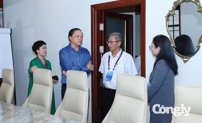 Đồng chí Lê Tiến, Ủy viên Ban Thường vụ Đảng ủy, Phó Chánh án Tòa án nhân dân tối cao kiểm tra công tác chuẩn bị cho Diễn đàn.