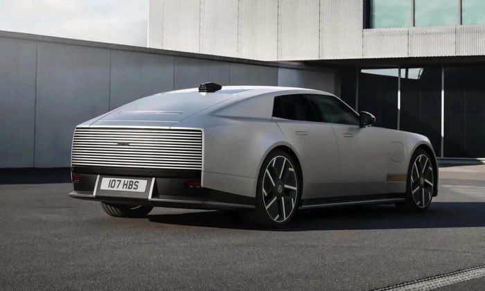 Jaguar ra mắt Type 01, mẫu sedan thuần điện được phát triển từ concept Type 00. (Ảnh: Jaguar)