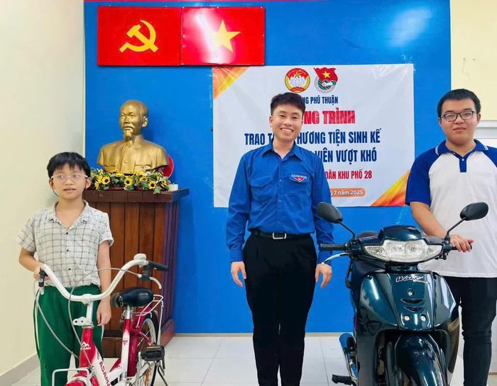 Phan Trung Hải tham gia chương trình trao tặng phương tiện sinh kế, đồng hành cùng thanh niên vượt khó.