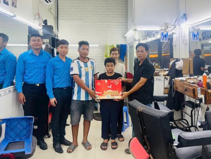 Phan Trung Hải cùng các thành viên trong một hoạt động kết nối, hỗ trợ cộng đồng