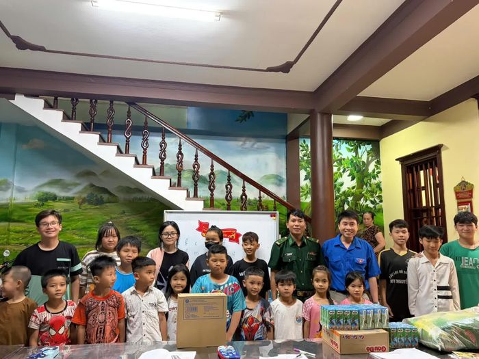 Phan Trung Hải cùng các thành viên trao quà, góp phần động viên trẻ em tiếp tục học tập.