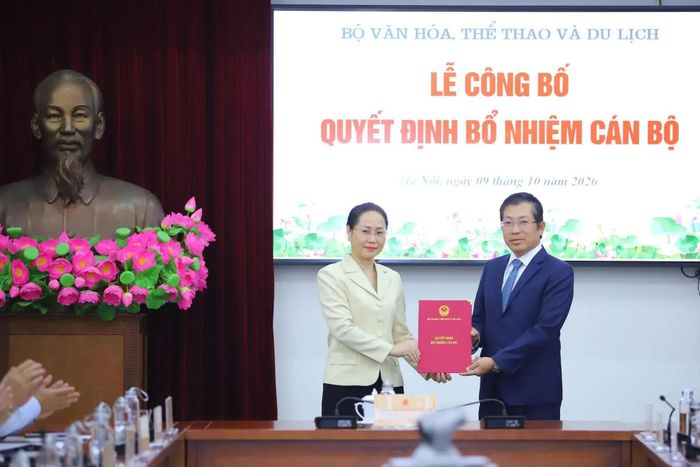 Bộ trưởng Lâm Thị Phương Thanh trao quyết định điều động, bổ nhiệm cho Cục trưởng Cục Xuất bản và Thư viện Lưu Đình Phúc.