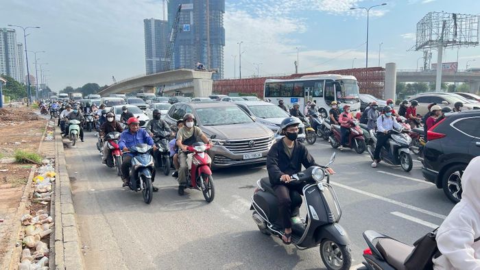 Các phương tiện ùn ùn di chuyển qua nút giao An Phú, khiến tình trạng kẹt xe xảy ra như cơm bữa