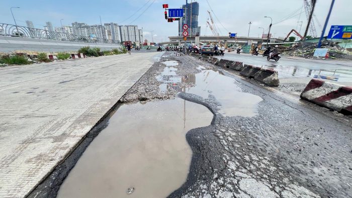 Công trình đào bới nham nhở, đất đá ngổn ngang