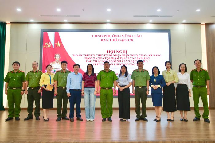 Các đại biểu chụp ảnh lưu niệm tại hội nghị