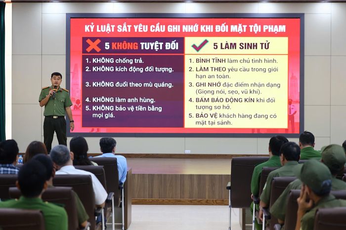 Thiếu tá Huỳnh Đỗ Tấn Thịnh (cán bộ Phòng Tham mưu Công an TPHCM) tuyên truyền tại hội nghị