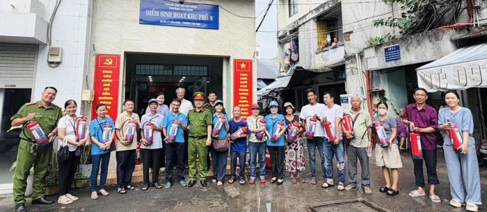 Tuyên truyền, diễn tập PCCC&CNCH và tặng bình CC cho người dân tại chung cư Lý Văn Phức
