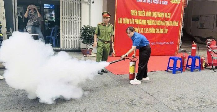 Người dân phường Cầu Ông Lãnh tham gia các phương án chữa cháy giả định khi sự cố xảy ra