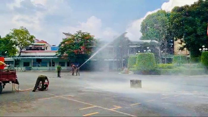 Từng đội viên sử dụng lăng phun nước xe chữa cháy mini. 