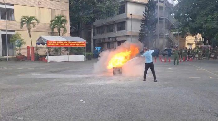 Từng đội viên sử dụng thành thạo bình chữa cháy xách tay. 