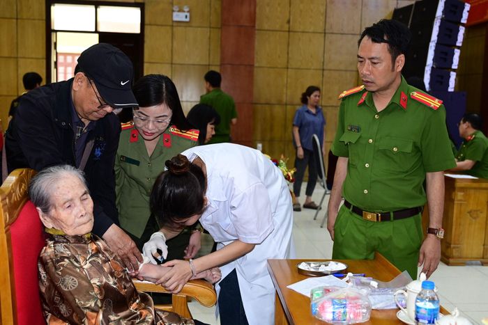 Lực lượng Công an làm thủ tục tích hợp thông tin sinh trắc học ADN cho thân nhân Liệt sĩ