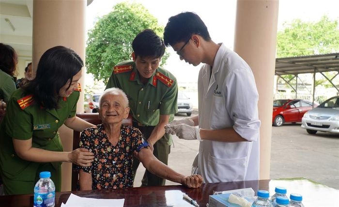 Thu nhận mẫu ADN của Mẹ Việt Nam Anh hùng, thân nhân của các Liệt sĩ chưa xác định được danh tính trên địa bàn tỉnh Tây Ninh (Long An cũ)