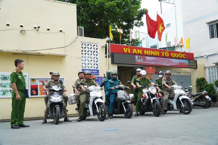 Tổ tuần tra Công an phường Tân Sơn Nhất chuẩn bị thực hiện tuần tra theo kế hoạch