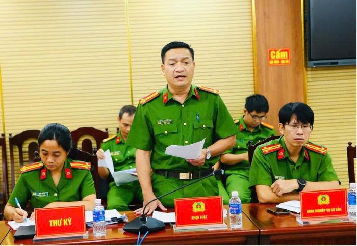 Đại diện khoa Luật tham luận