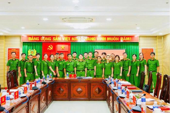 Chụp hình lưu niệm kết thúc buổi tọa đàm
