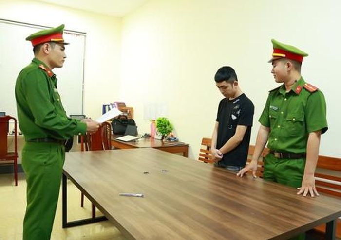 Tống đạt quyết định khởi tố đối với Lê Văn Thái