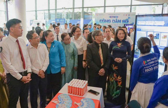 Các đại biểu tham quan gian hàng tại ngày hội