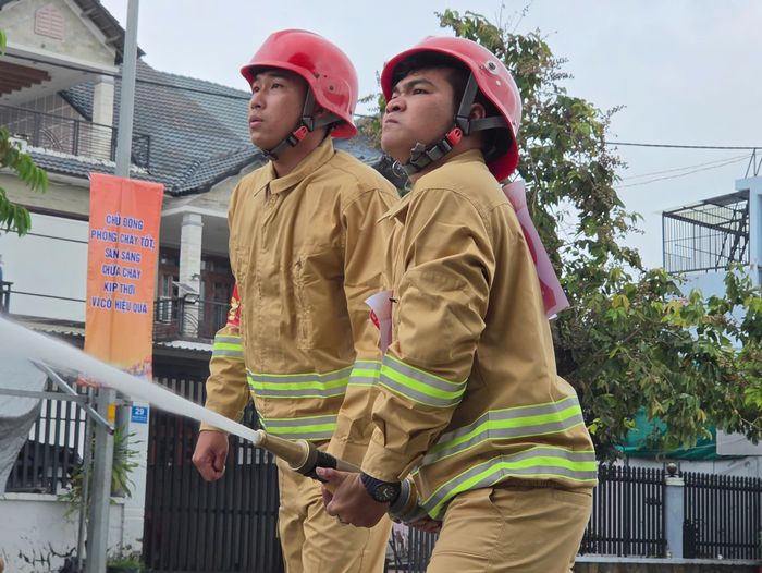 Các chiến sĩ diễn tập tại hội thao 