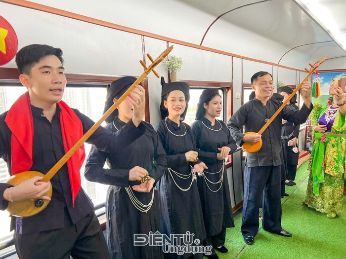 Tại toa di sản, Đoàn Ca múa nhạc dân gian Việt Bắc mở màn bằng tiết mục hát then chào ngày mới, đưa làn điệu quen thuộc của núi rừng Việt Bắc vào giữa khoang tàu