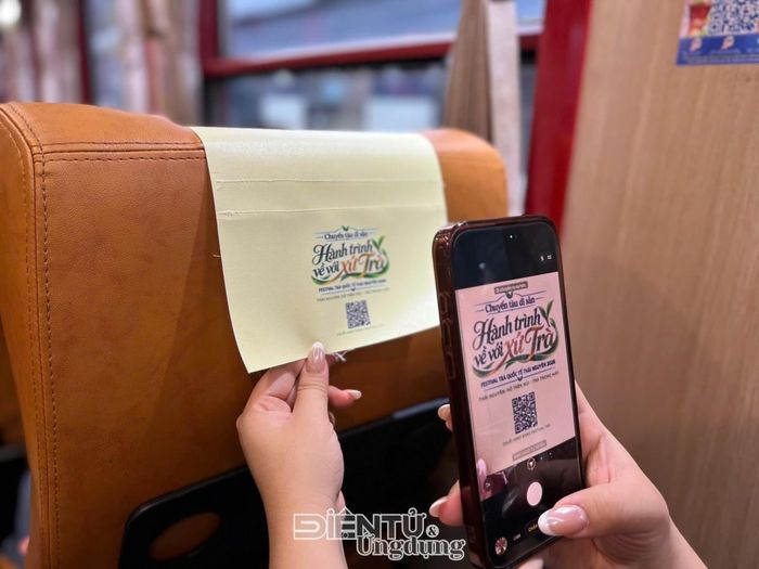 Ngoài phần văn nghệ, công nghệ số cũng góp mặt theo cách giản dị. Trên mỗi ghế ngồi đều có sẵn một mã QR, du khách chỉ cần mở điện thoại quét mã là nắm trọn thông tin về Festival Trà Quốc tế Thái Nguyên 2026