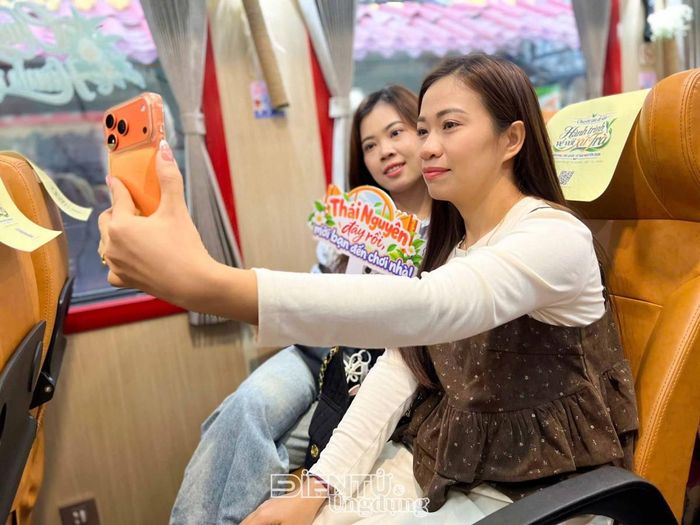 Tàu bắt đầu lăn bánh đưa các đại biểu và du khách đến với Hành trình về với xứ Trà