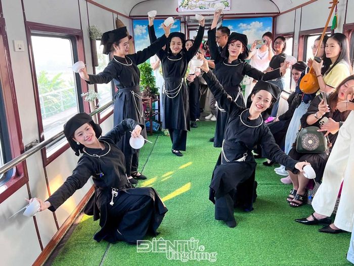 Đại biểu cùng các du khách hào hứng tham gia