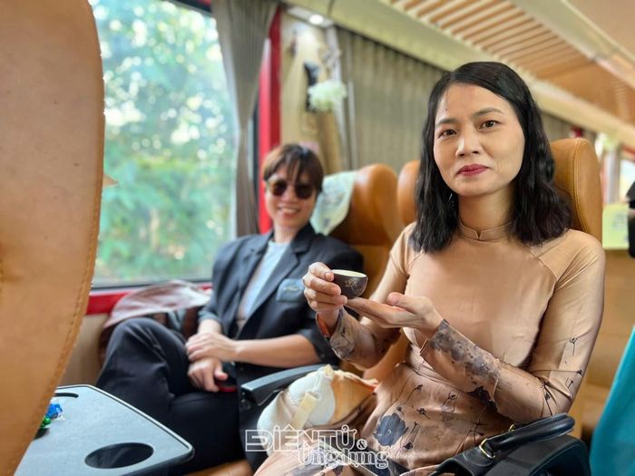 Khách được mời thưởng thức trà ngay trên tàu, để hương chè Thái Nguyên theo cùng chặng đường về xứ Trà