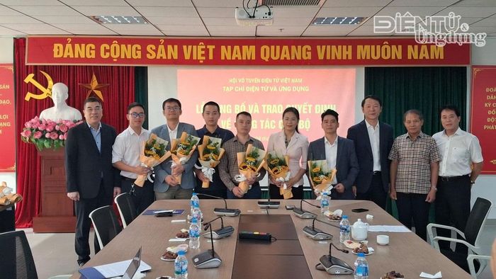 Lãnh đạo Hội Vô tuyến - Điện tử Việt Nam và lãnh đạo Tạp chí Điện tử và Ứng dụng chúc mừng các cán bộ được bổ nhiệm.