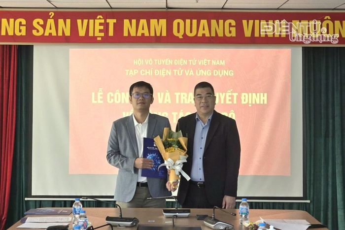 PGS.TS. Trần Minh Tuấn, Tổng Biên tập Tạp chí Điện tử và Ứng dụng trao quyết định bổ nhiệm cán bộ lãnh đạo, quản lý các ban, phòng.