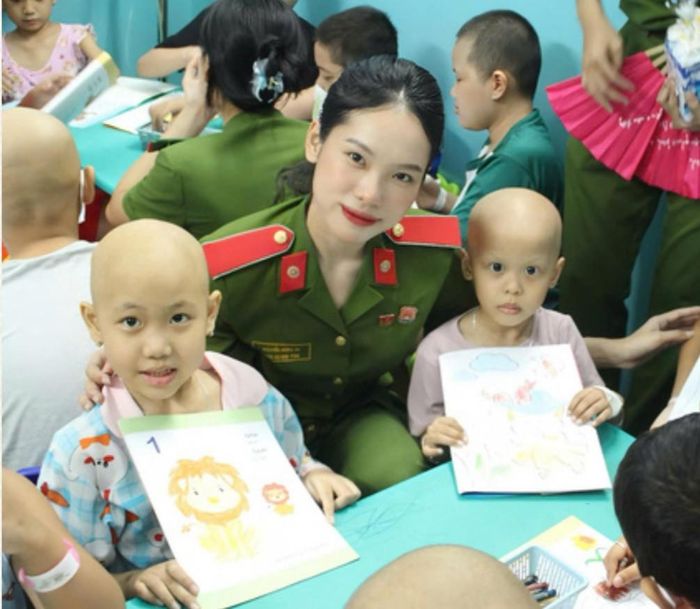 Bên cạnh nhiệm vụ chuyên môn, chị còn tham gia các hoạt động xã hội, đoàn thể; phối hợp thăm hỏi, tặng quà, hỗ trợ ngày công xây dựng nhà cho hội viên Hội Cựu Công an nhân dân; cùng Đoàn xã và các Chi đoàn ấp chăm lo gia đình chính sách, người có công và hỗ trợ những trường hợp tái hòa nhập cộng đồng.