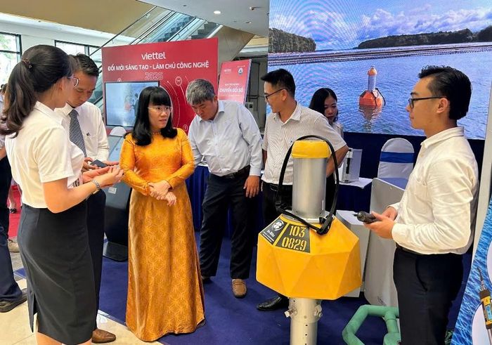  Các đại biểu tham quan khu trưng bày công nghệ, giải pháp đổi mới sáng tạo và chuyển đổi số ngành thủy sản. 