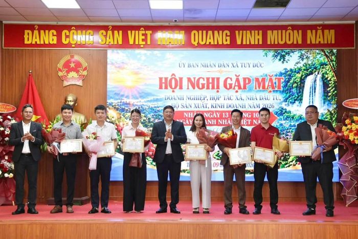 UBND xã Tuy Đức khen thưởng các tập thể, cá nhân có thành tích trong hoạt động sản xuất, kinh doanh và đóng góp tích cực cho công tác an sinh xã hội tại địa phương