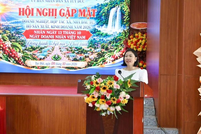 Đồng chí Phạm Thị Phượng, Bí thư Đảng ủy, Chủ tịch HĐND xã Tuy Đức phát biểu tại hội nghị
