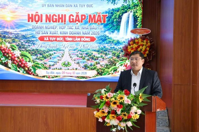 Đồng chí Trần Văn Sĩ, Phó Bí thư Đảng ủy, Chủ tịch UBND xã Tuy Đức phát biểu tại hội nghị
