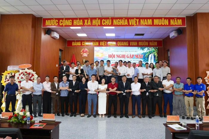 Các đồng chí lãnh đạo xã cùng đại diện doanh nghiệp, hợp tác xã, nhà đầu tư và các đơn vị chụp hình lưu niệm