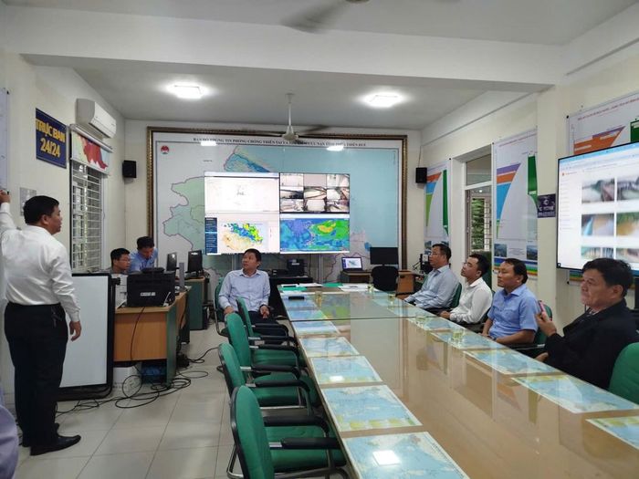 Đồng chí Đặng Văn Hòa, Chi cục trưởng Chi cục Thủy lợi và Biến đổi Khí hậu báo cáo tình hình mưa lũ