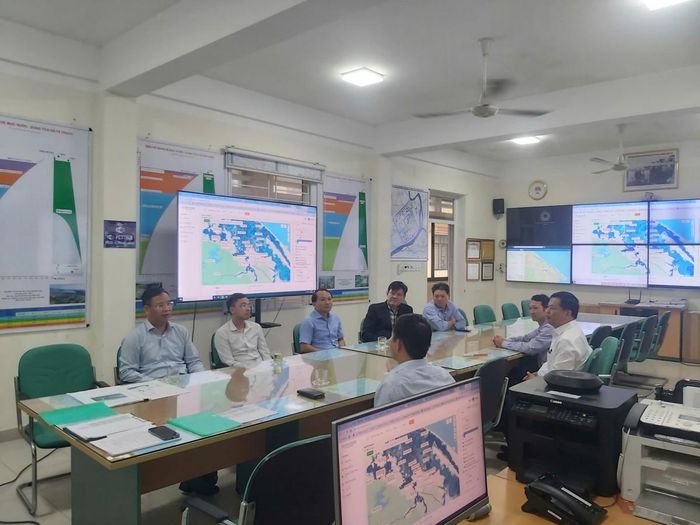 Lãnh đạo thành phố Huế kiểm tra công tác trực ban, giám sát mưa lũ và vận hành hồ chứa, yêu cầu tăng cường cảnh báo nhằm bảo vệ an toàn tính mạng người dân.