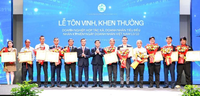 Lãnh đạo tỉnh tặng bằng khen cho các doanh nghiệp, hợp tác xã