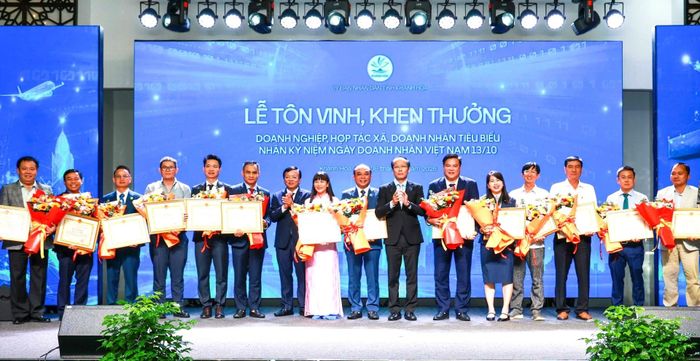 10 doanh nhaanh là hội viên Hội DNT Khánh Hòa được lãnh đạo tỉnh tặng bằng khen
