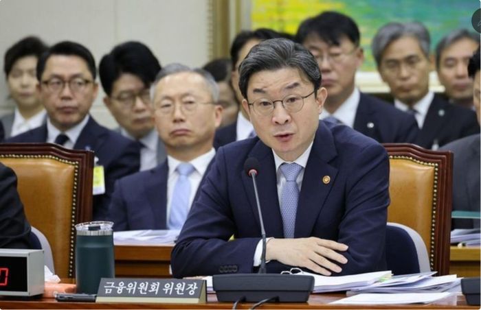 Chủ tịch FSC, Lee Eog-won phát biểu tại phiên kiểm toán của Quốc hội ở Seoul hôm thứ Năm ngày 8/10/2026. Ảnh: Yonhap