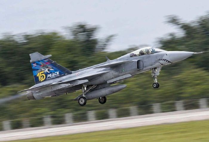 Hoàng hậu lái chiếc JAS 39C Gripen một mình.
