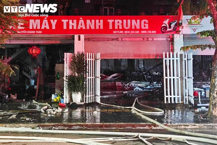 Theo ghi nhận của PV Báo Điện tử VTC News, cửa hàng xảy ra cháy nằm ngay cạnh bãi trông giữ xe. Đây là khu vực có nhiều phương tiện thường xuyên ra vào nên vụ hỏa hoạn khiến người dân xung quanh lo lắng.