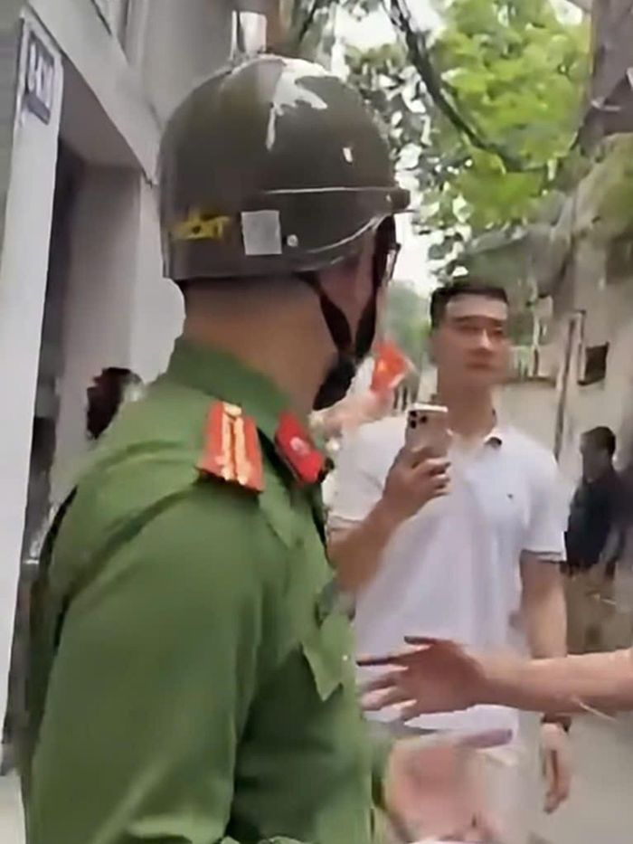 Lực lượng công an có mặt tại hiện trường để giải quyết vụ việc. (Ảnh: Chụp màn hình)