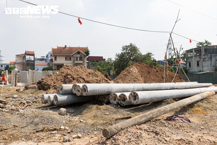 Hệ thống điện cũng được di dời, thay thế các cột cũ bằng cột mới.