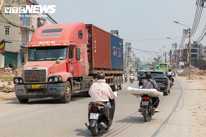 Khi đi kiểm tra, Phó Chủ tịch UBND Thành phố ghi nhận công tác giải phóng mặt bằng cơ bản hoàn thành, đồng thời yêu cầu các đơn vị khẩn trương xử lý những vướng mắc về hạ tầng kỹ thuật, sớm hoàn thiện mặt bằng để bảo đảm tiến độ. Việc thi công phải được tổ chức phù hợp, không làm gián đoạn các dịch vụ thiết yếu như cấp nước, cấp điện cho người dân.
